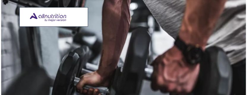 hombre levantando pesas