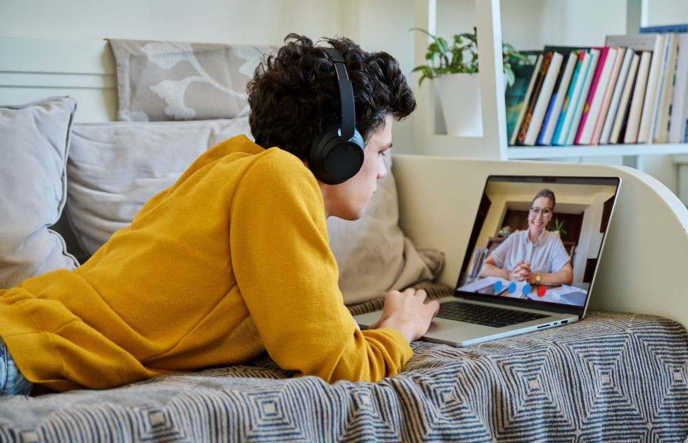 persona jóven tomando terapia psicologica online
